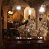 Non ci resta a questo punto che entrare. Ci ritroviamo in quella che sembra una vera e propria grotta, un ambiente dai colori fiochi e illuminato da alcune lampade fissate sulle pareti rocciose
